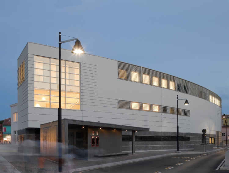 Centro civico, biblioteca e auditorium Ex Bafile a Caorle